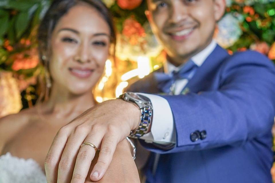 Novios enseñando sus anillos