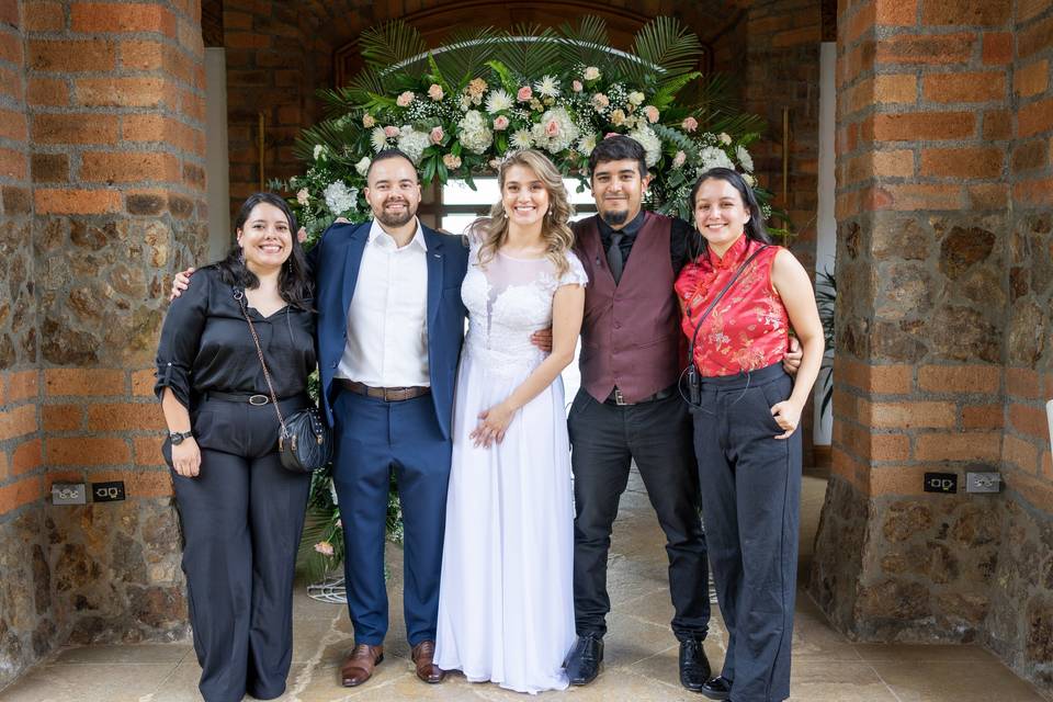 Novios con sus invitados