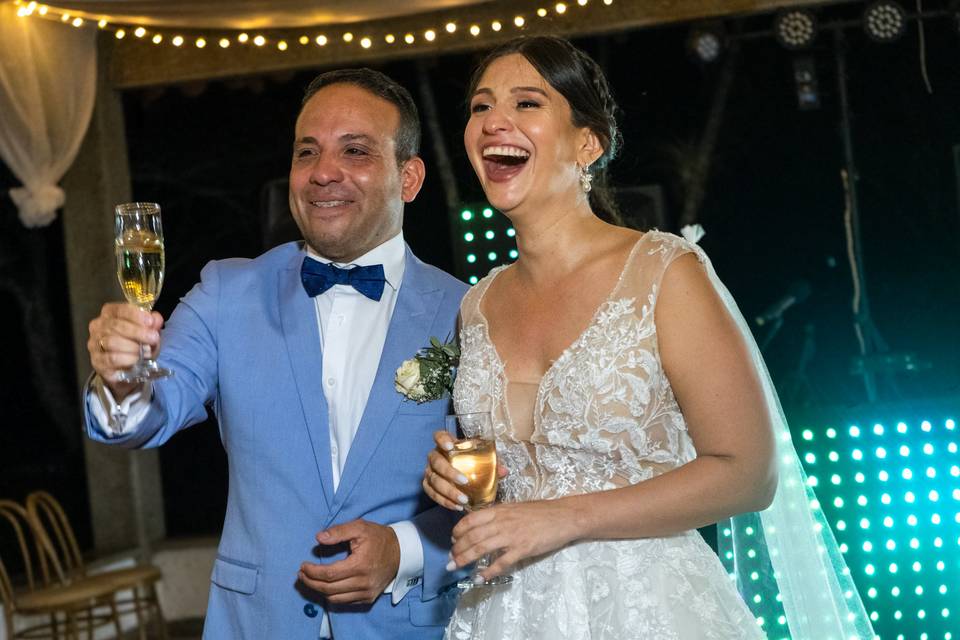 Novios brinando y sonriendo