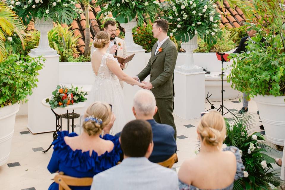Pareja tomada de la mano en la ceremonia
