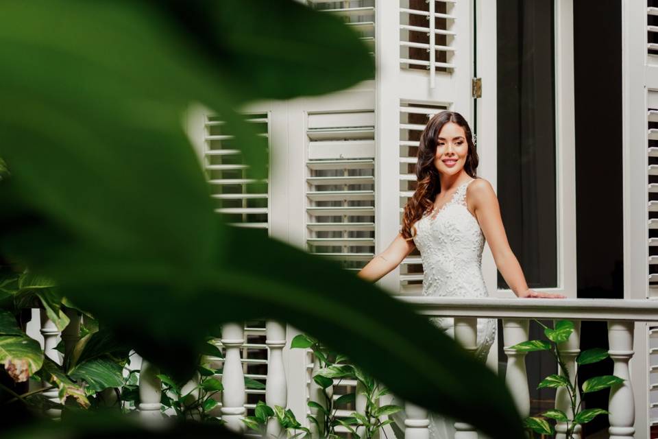 Novia de perfil en el balcón