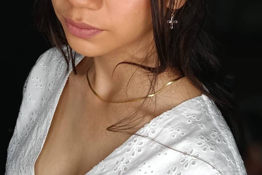 Maquillaje y peinado con corona