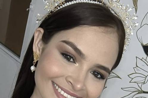 Maquillaje de novia con tocado