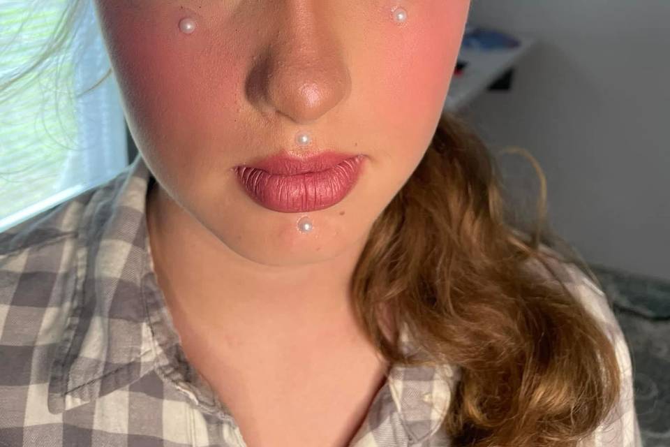 Maquillaje artistico con perlas en la cara