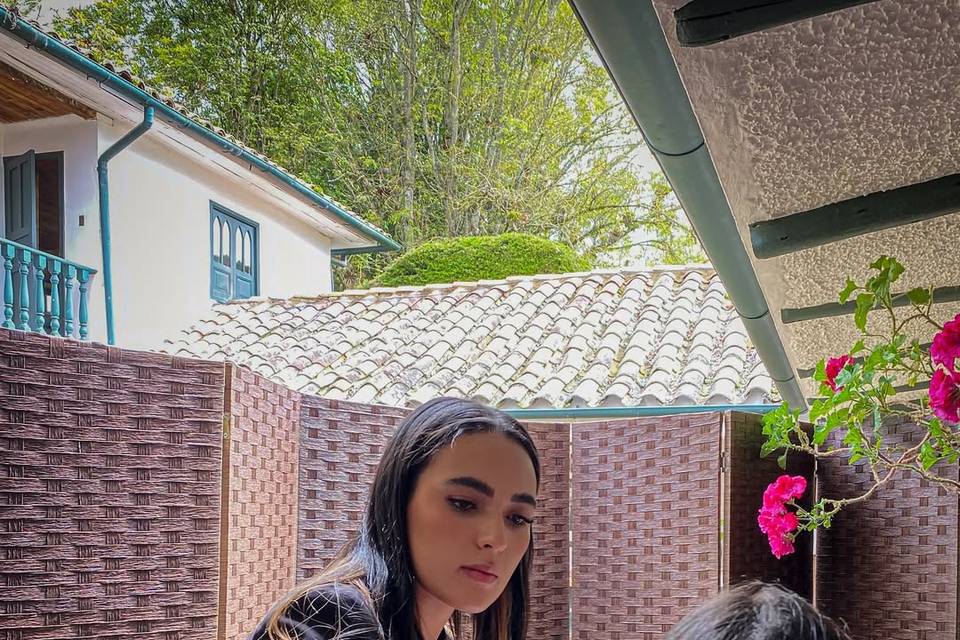 Maquillando a una mujer en el patio