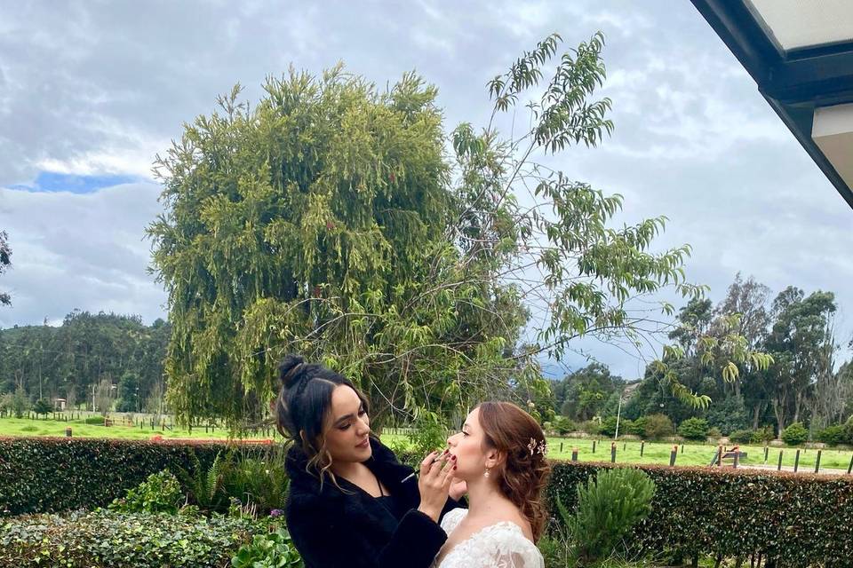 Maquillando a la novia en el patio