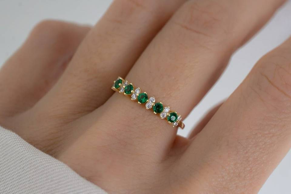 Anillo de compromiso con piedras verdes