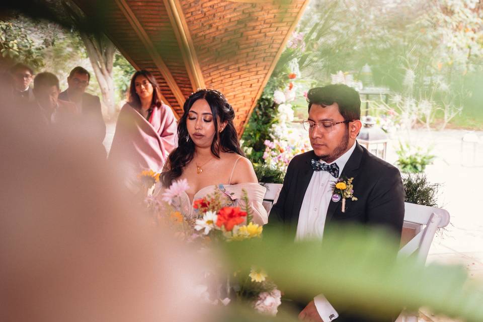 Novios sentados