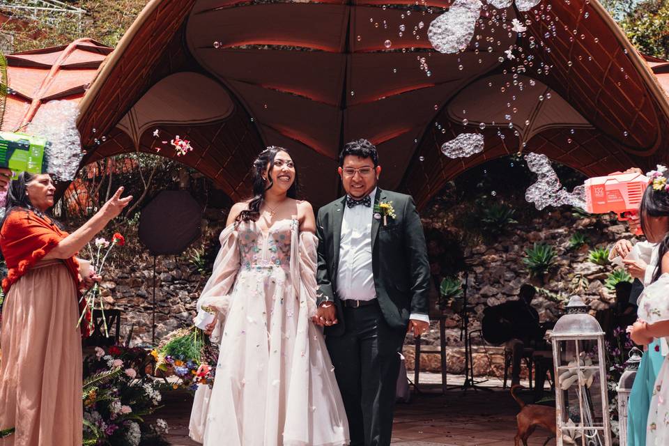 Novios caminando de la mano