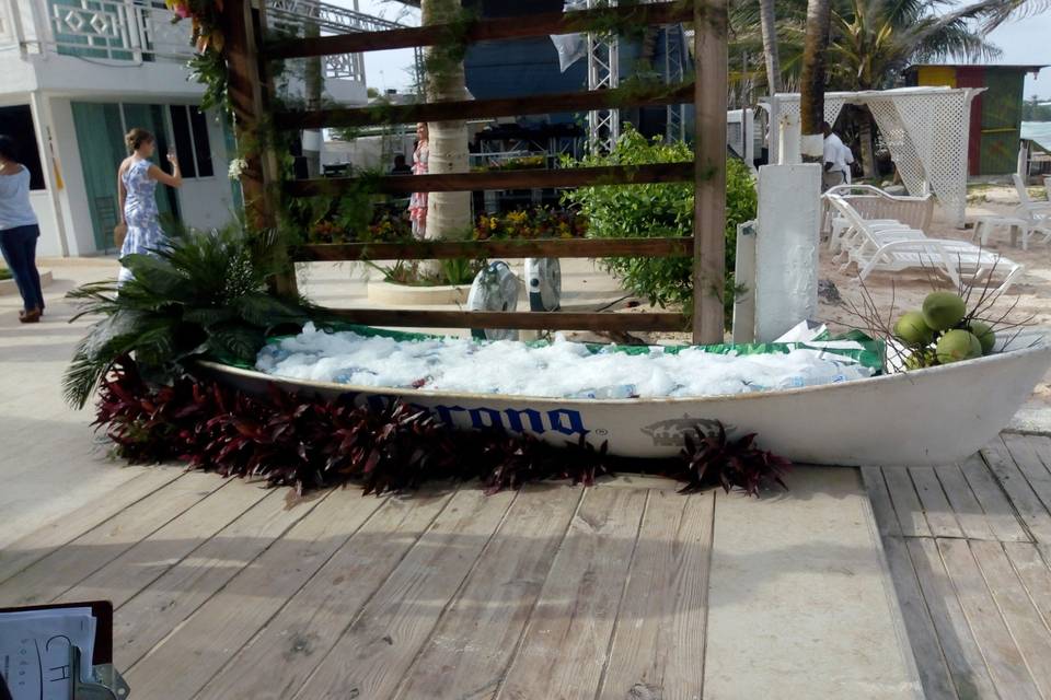 Hermosa canoa con bebidas