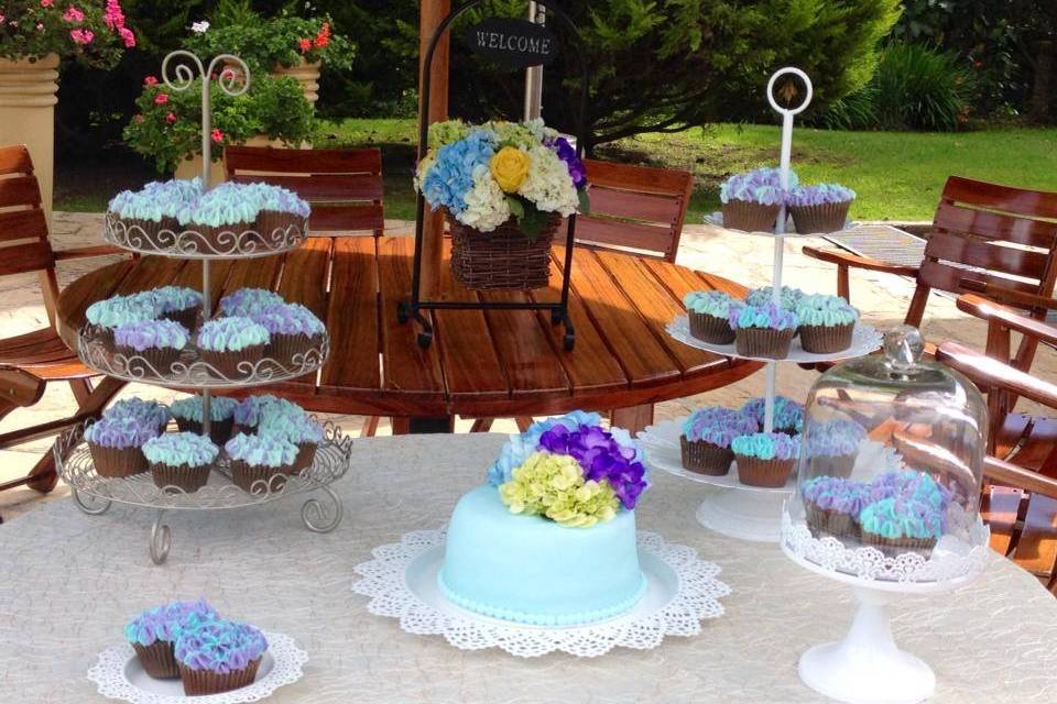 Mesa de cupcakes y torta HDO