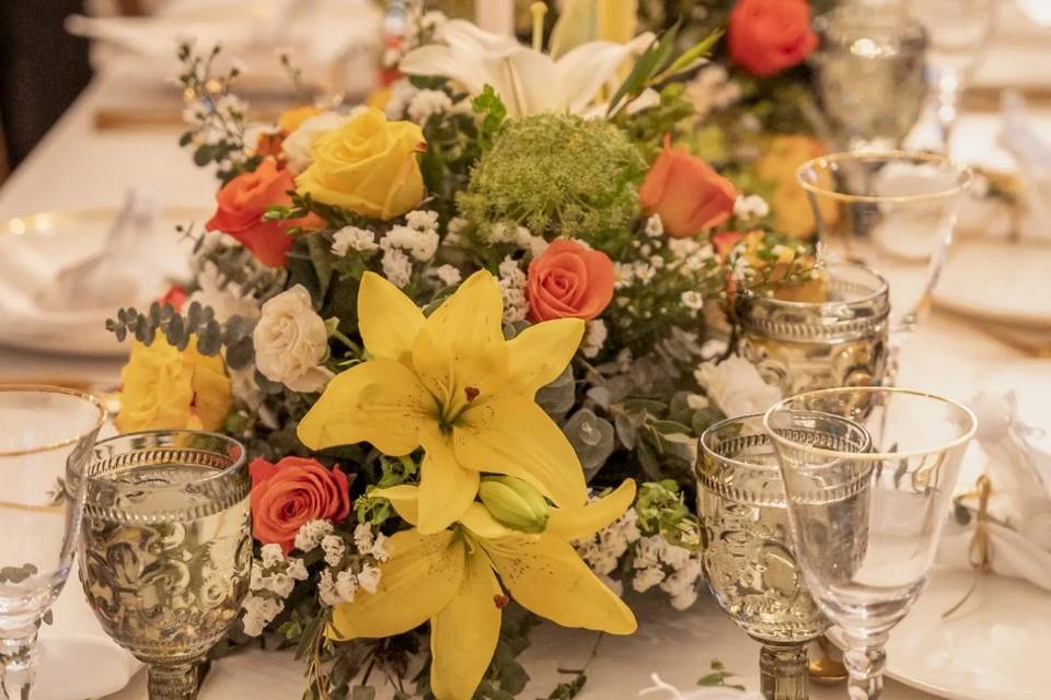 Detalles de una boda amarilla