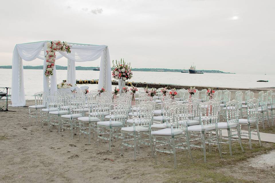 Montaje ceremonia en playa
