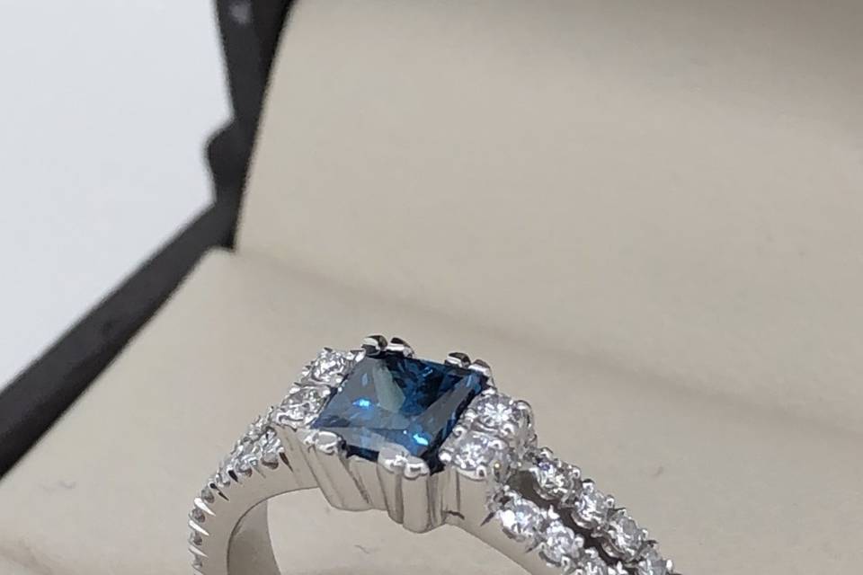 Anillo con diamante azul