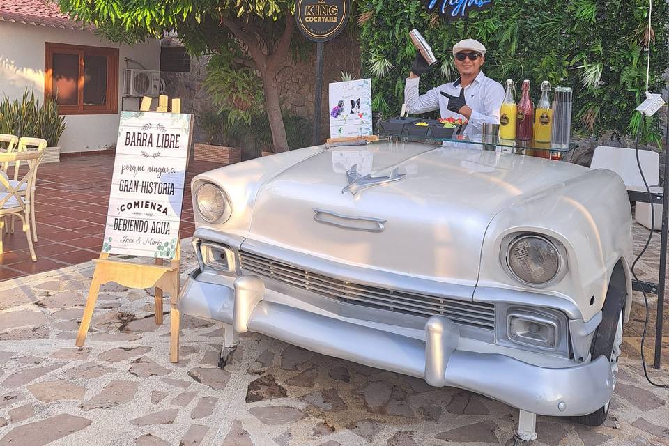 Barra libre de bebidas en un auto