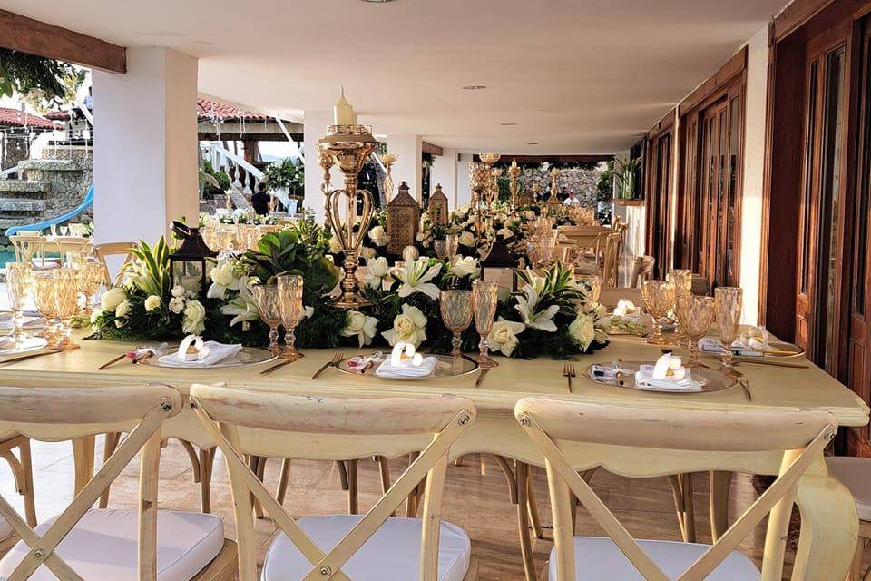 Mesa beige con decoración de flores