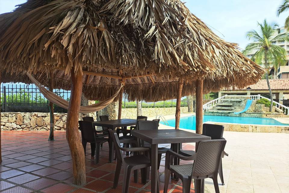 Palapa con sillas y mesa