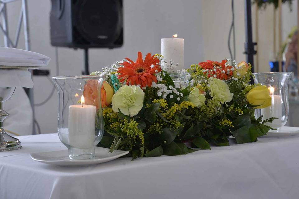 Centro de mesa, flores y velas