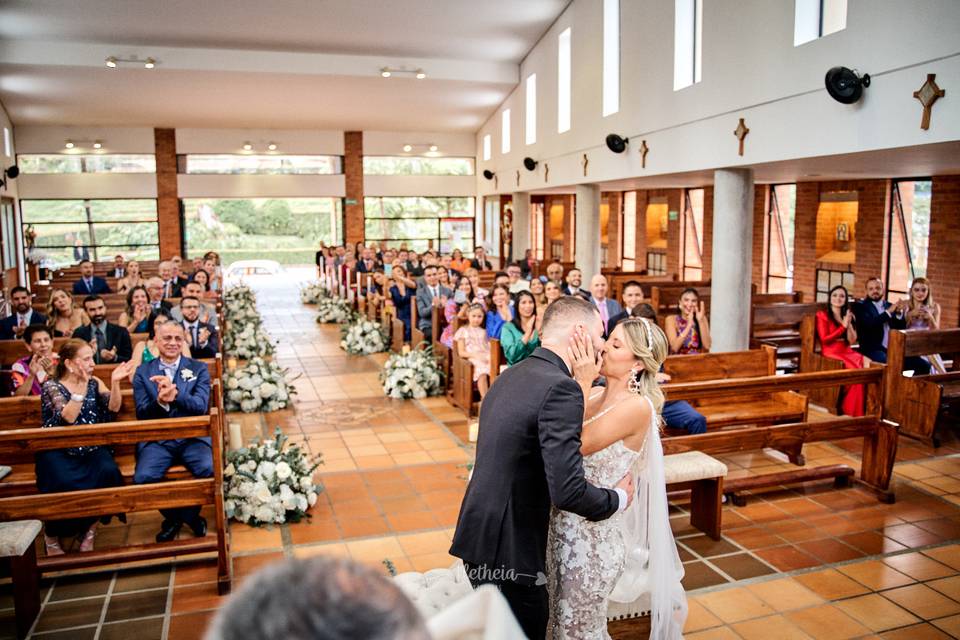 Novios dándose un beso en la iglesia