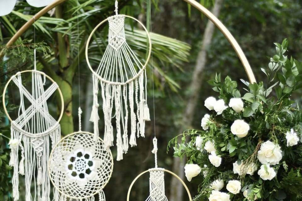 Atrapasueños de macramé y flores blancas