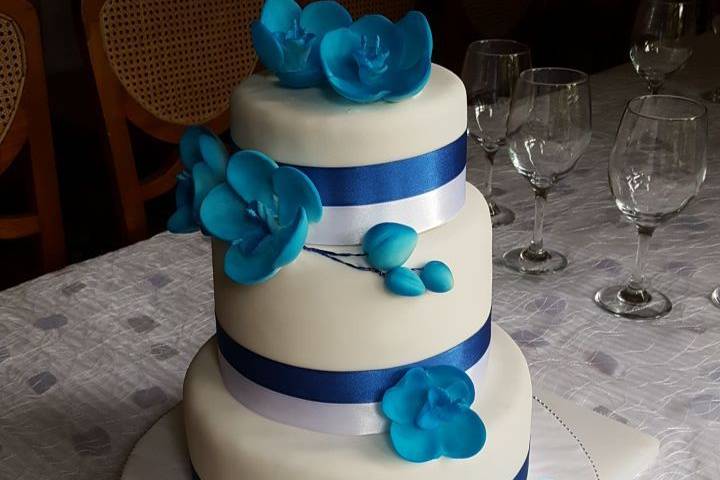 Torta con flores azules