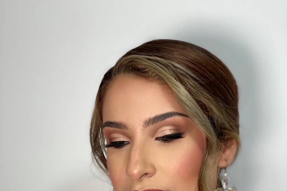 Maquillaje Glam y semirecogido