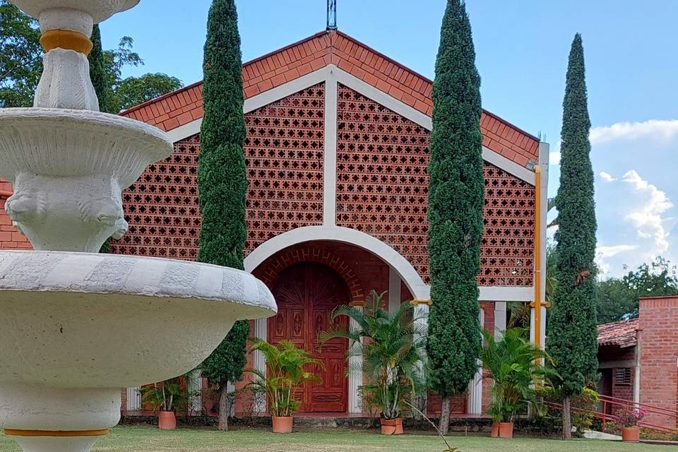 Fuente de agua y picina