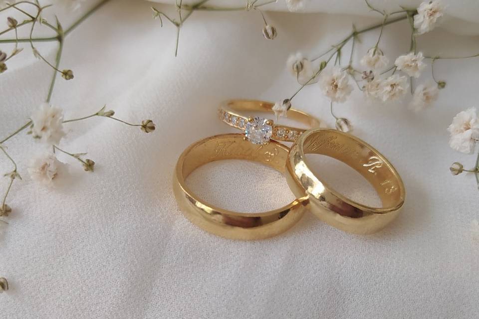 Argollas y anillo de compromiso