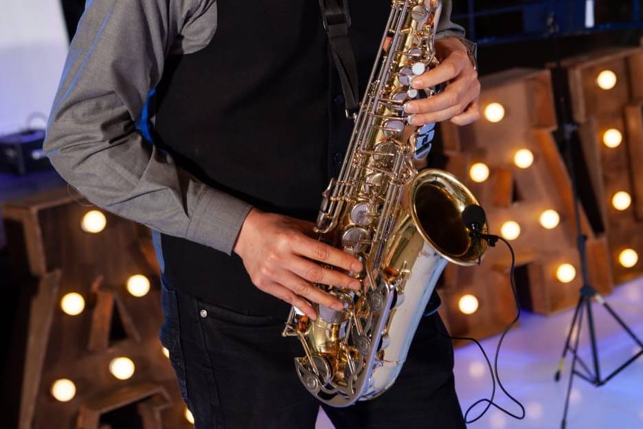 Saxofonista moderno electrónic