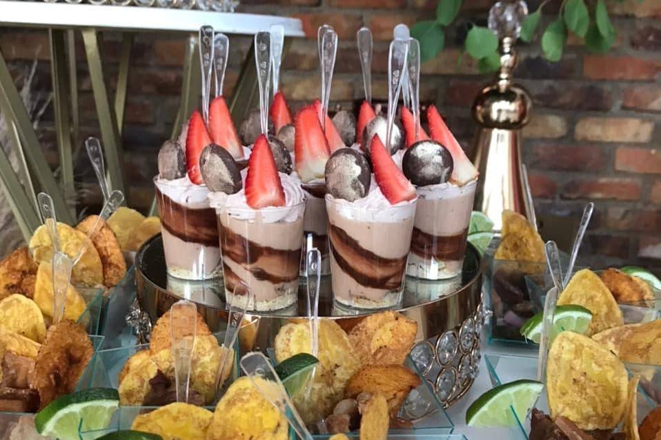 Mesa de dulces y saladitos