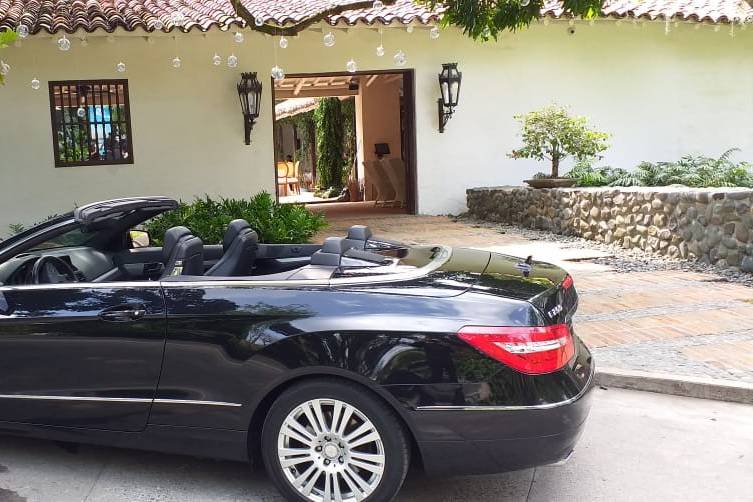 Mercedes de lujo negro