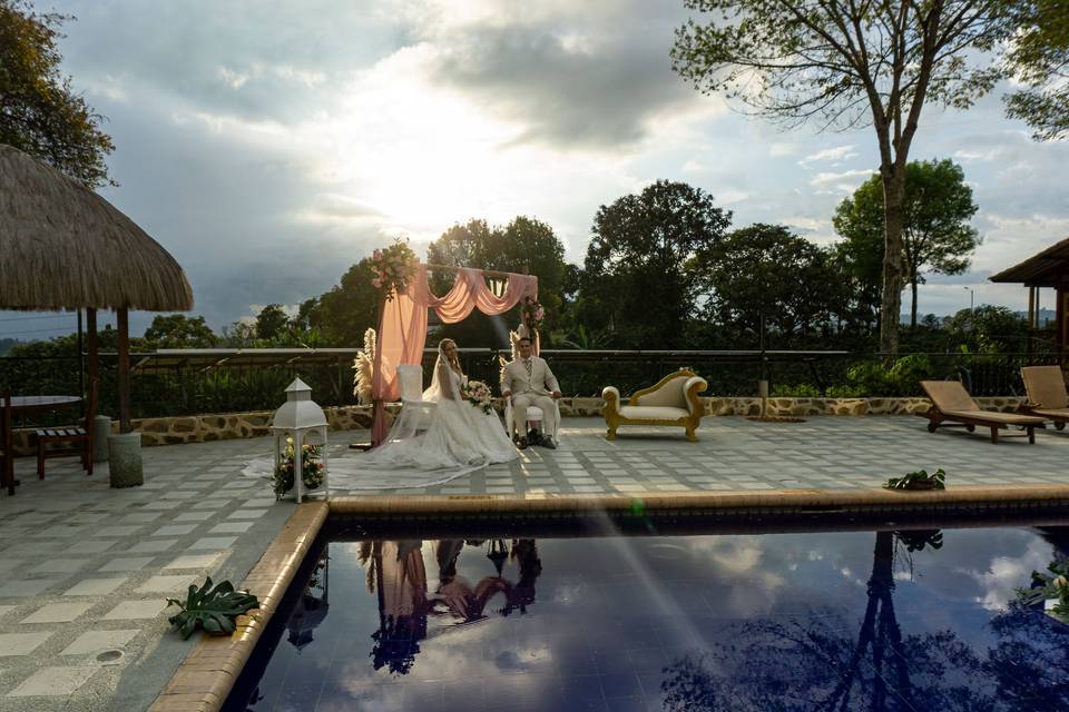 Atardecer boda piscina